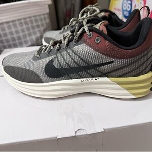 Nike Men's Gray and Black Sneakers with Cream Sole